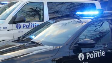 Grote hoeveelheden namaakartikelen, verboden stoffen en 30.000 euro cash in beslag genomen bij controle nachtwinkel