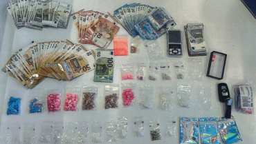 Arrestatie drugsdealer: meer dan 300 XTC-pillen en 4.000 euro cash geld in beslag genomen