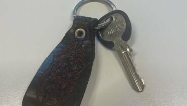 ME 21828/26 – Sleutel met lederen sleutelhanger – Gevonden parking Olmstraat Waregem